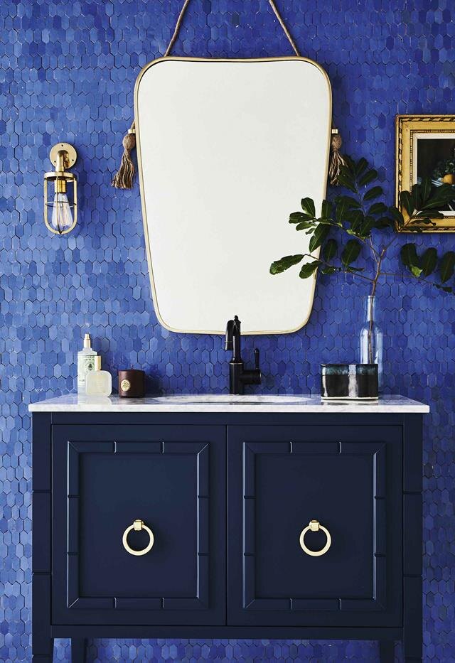 2020 Bauer Media PTY LTD:// На фото пример интерьера ванной с использованной марокканской плитки ручной работы, латунного светильника, зеркала, консоли для раковины с мраморной столешницей и  смесителя