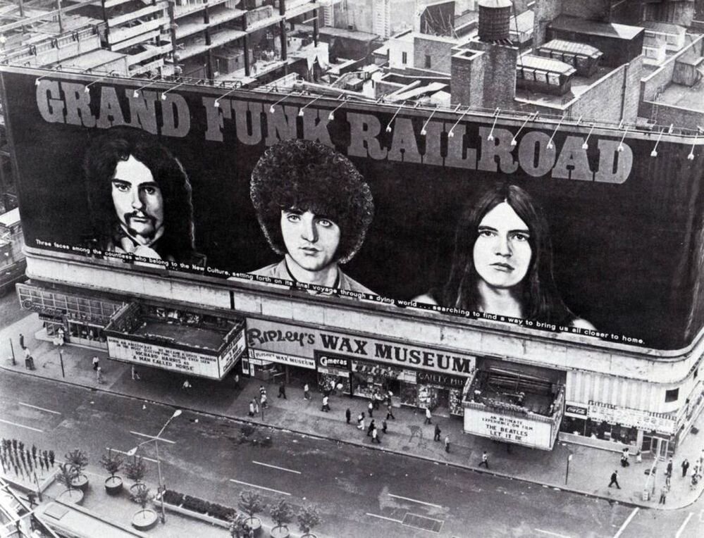 Рекламный баннер "Grand Funk Railroad" на Таймс-сквер в 1970 году