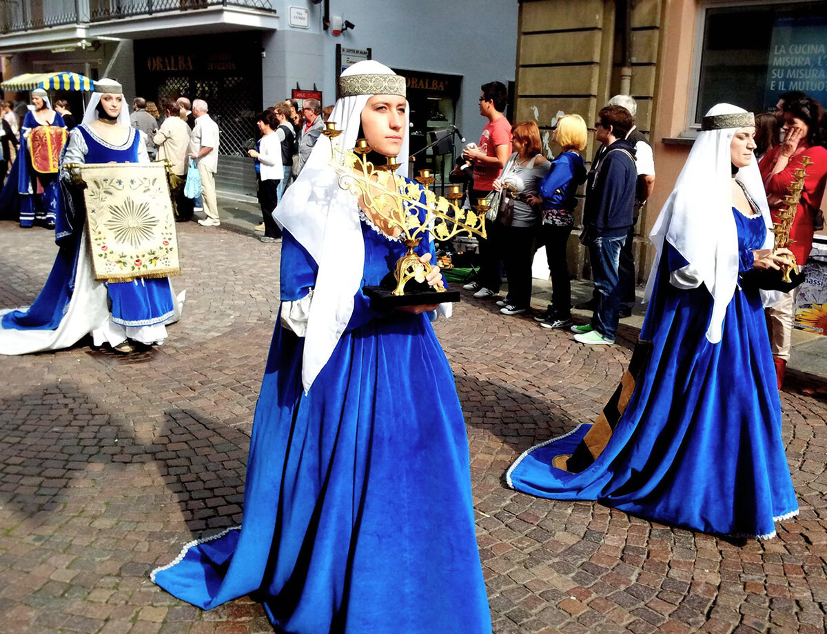 Шествие в средневековых костюмах, предворяющее открытие Alba Truffle Show