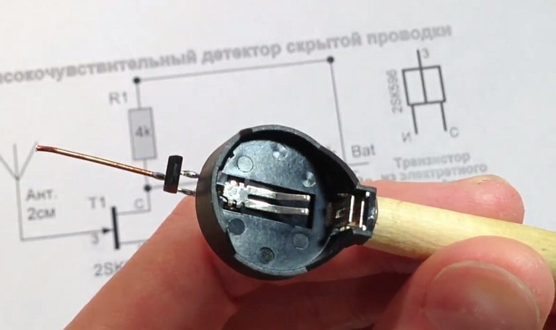 Схема простого, хорошего искателя скрытой проводки, детектора электрического поля на таймере 555.