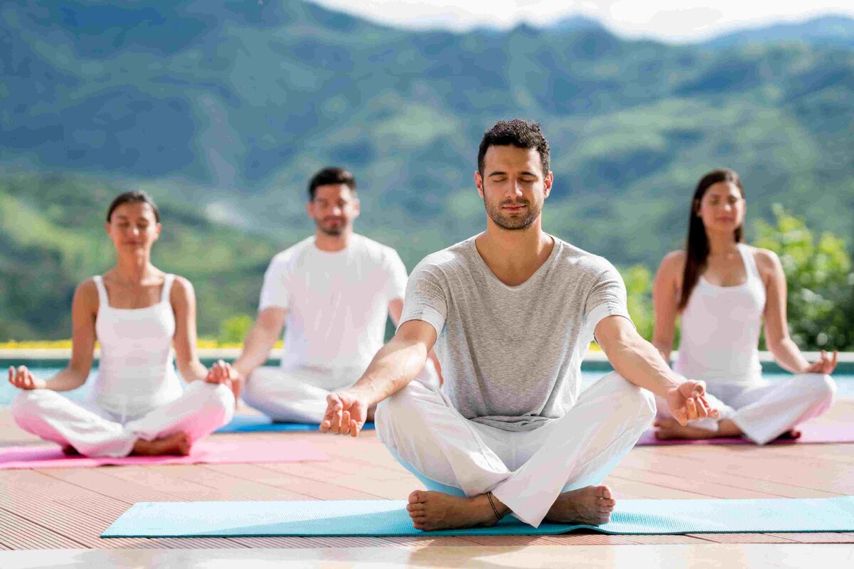 Группа релаксация. Йога медитация. Медитирующий человек. Медитация в йоге. Человек в медитации.