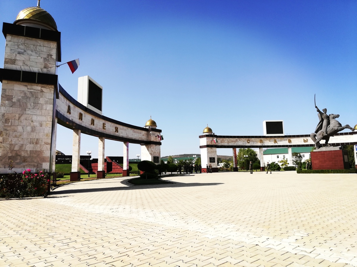 Площадь перед входом на территорию мемориального комплекса