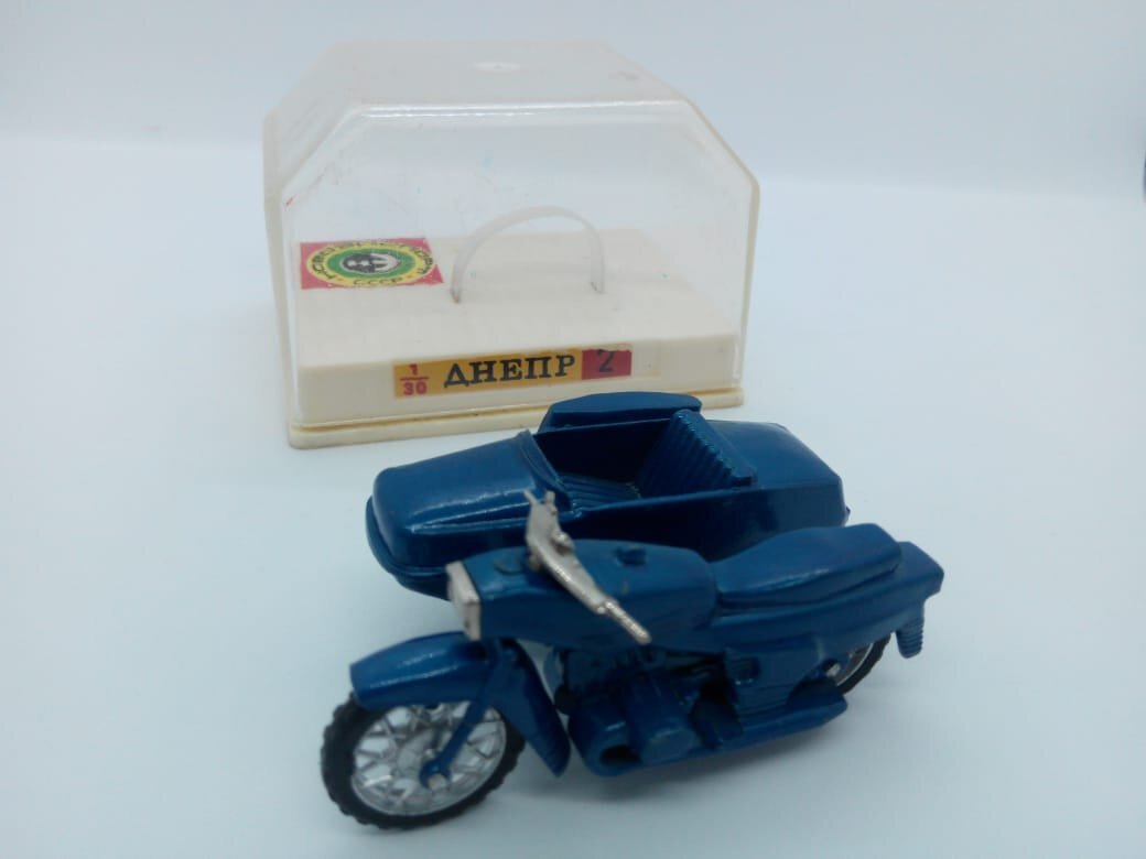 Ремешок в боксе служит для крепления мотоцикла. Фото автора