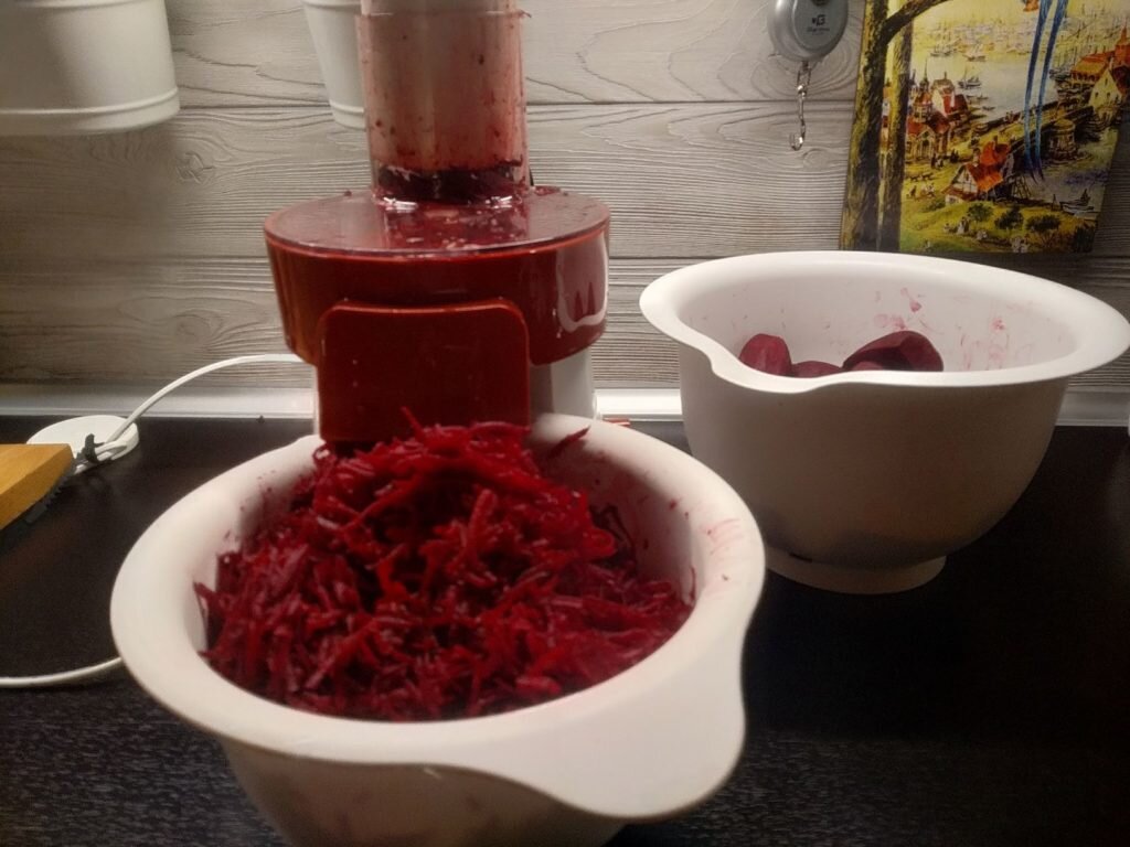 Процесс измельчения свеклы с помощью мультирезки