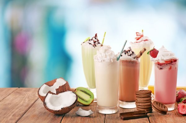 🥛Молочные коктейли — это вкуснейшее лакомство, которое любят дети и взрослые. Они полезны для здоровья и самочувствия, но только при правильном приготовлении. Если вы заботитесь о себе и своих близких, не покупайте коктейли в ресторанах быстрого питания или в уличных ларьках. 
🥛В приготовлении молочных коктейлей можно экспериментировать сколько угодно, открывая собственные вкусы и их оттенки. Вот почему этот напиток так нравится всем, кто любит разнообразие и доверяет только тому, что приносит ощутимую пользу. 
🥛Помимо нежного вкуса и потрясающего аромата этот напиток является отличным источником энергии. Он калориен, но при этом в нем мало жиров. Коктейль богат микроэлементами, белками, минералами и витаминами, поэтому он идеален для завтрака или полдника ребенка.

Как бы там ни было, но и от молочного коктейля может быть вред.
⠀
🍧 В заведениях быстрого питания, коктейли готовят из сухого порошкового молока с повышенной жирностью, да еще и добавляют сладкий сироп. Такой коктейль  содержит быстрые углеводы и лишние калории.

🍧 Если в коктейль добавить кислые фрукты, например апельсин, лимон, ананас или киви, может произойти расстройство желудка. 

🍧 Если ими злоупотреблять, можно получить расстройство пищеварения.

🍧 В то же время их вредно пить на сильной жаре — большой перепад температуры приведет к простуде.

Бывают у молочных коктейлей и противопоказания. Их совсем немного, но их тоже надо знать.

🍶 Лактонепереносимость. Если вы не переносите лактозу, вам нельзя употреблять молочные продукты, и молочный коктейль в том числе.

🍶 Диабет. Молочный коктейль очень сладкий, в него добавляется сахар, а это при диабете недопустимо.

🍶 Аллергия на компоненты. В торговой сети появились «сухие коктейли», смеси, которые разводят водой и взбивают. Если есть аллергия на сухое молоко, такие коктейли употреблять нельзя.

🍶При простудных и легочных заболеваниях, гриппе, ангине.

🍶 При повышенной температуре.
#кулинария#готовимдома#рецепты#кулинаршоутв#любимаяеда#быстрыерецепты#рецептыизмяса#выпечка#десерты#любимаякухня