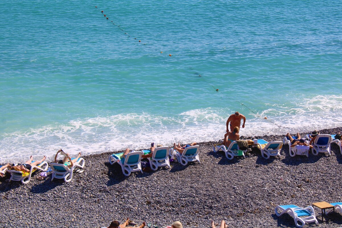 В Крыму продолжается лето, 5 октября, а на Приморском пляже Ялты полно отдыхающих, показываю, какая здесь сейчас обстановка