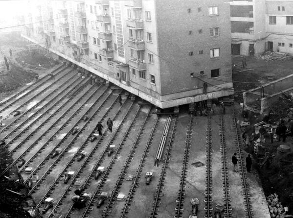 Дома не только передвигались по прямой, но и с отклонением, с поворотом на 90 или даже 180 градусов. Источник: https://blog.postel-deluxe.ru/lifestyle/kak-prohodila-rekonstruktsiya-v-moskve-v-sovetskoe-vremya-10082019/