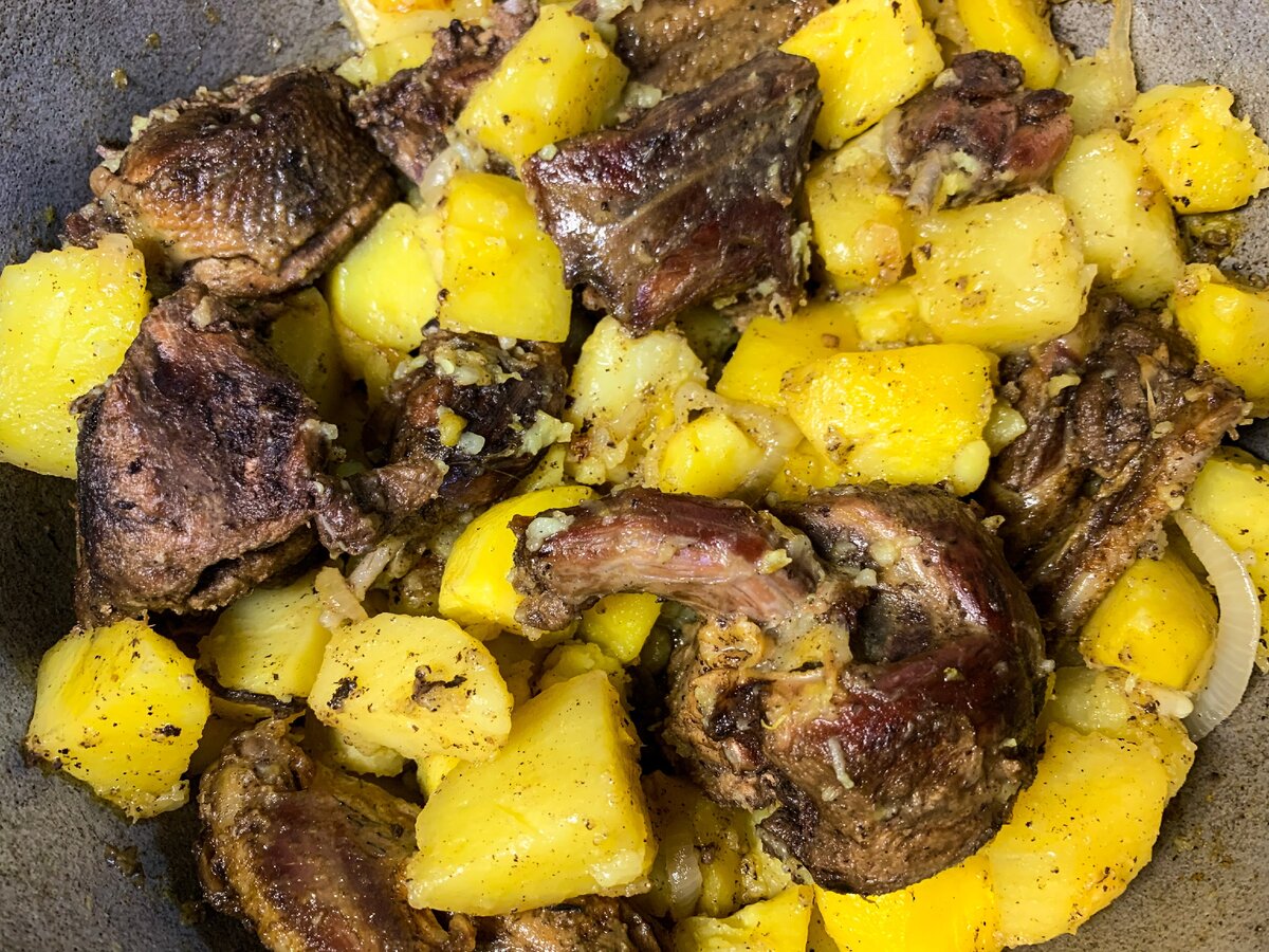Как приготовить картошку с дикой уткой. Утка кусочками с картошкой в духовке. Как приготовить картошку с дикой уткой. Утка с картошкой. Рагу с уткой и картошкой.