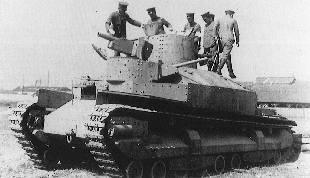 Японские офицеры осматривают тяжелый танк Type 95. Вероятно именно такую машину увидел майор Уордс