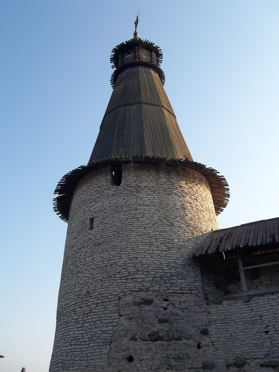 Высокая башня. Расположена на противоположном берегу Псковы, напротив Крома