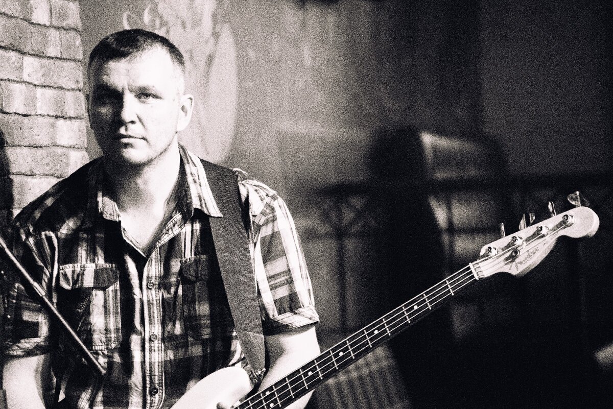 Максим Вайвод - основатель группы, соавтор музыки нескольких песен, басист, бэк-вокалист