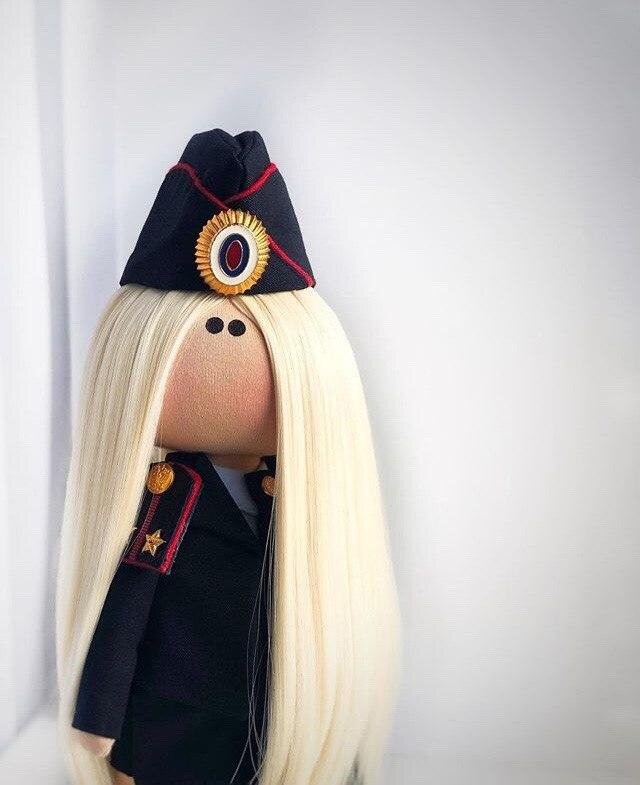 Женщина в погонах.