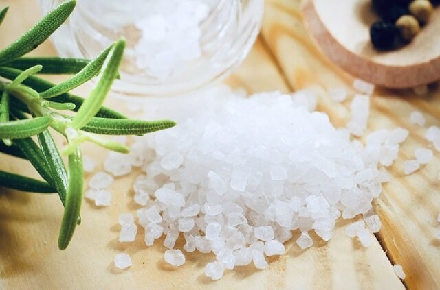Поваренная соль в быту и в косметических целях: лайфхаки с солью
