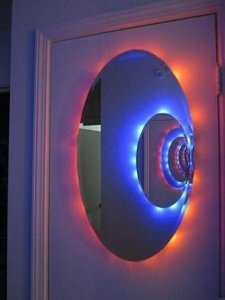 Зеркала расположенные друг напротив друга нередко используют при оформлении интерьера. Так с помощью двух овальных зеркал с подсветкой можно создать эффект "портала" в иное измерение. Источник: pinterest.com