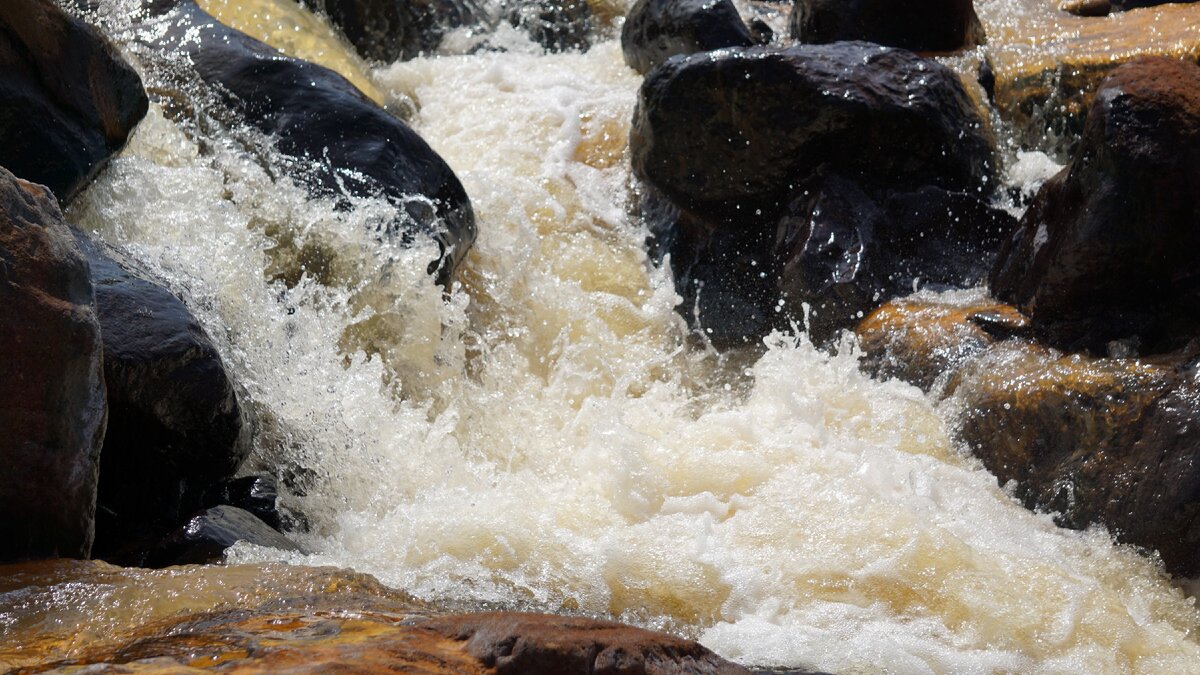 Северная вода сургут. Серная вода. Серная река в Самарской луке. Серная вода картинки.
