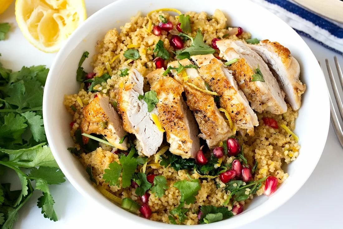 Свежи кус. Кус кус с куриным филе. Куриная грудка с кускусом. Филе индейки с кускусом и овощами. Кус кус с индейкой.