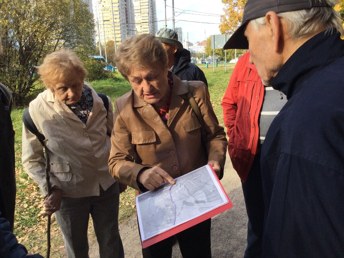 Краеведы знакомятся с картами, на которых нанесена древняя дорога  из Зюзина в Ясенево.