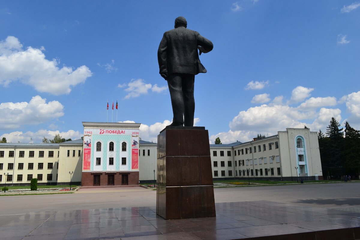 Площадь черкесска. Площадь Ленина Черкесск. Памятник Ленину Черкесск. Город Черкесск памятник Ленина. Черкесск площадь города.