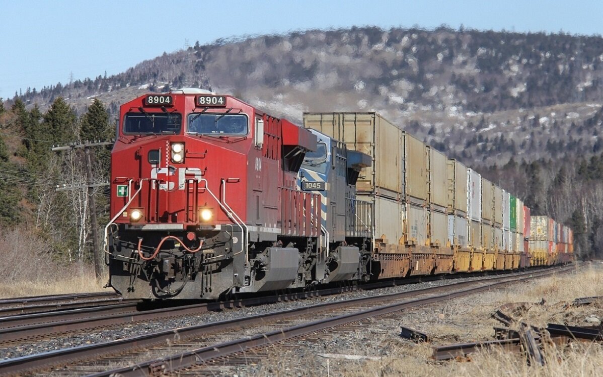 Самый длинный поезд в мире. Canadian National Railway sd70ace. Самый длинный поезд в мире 682 вагона. Канада Пацифик тепловозы. Самый длинный товарный поезд в мире.