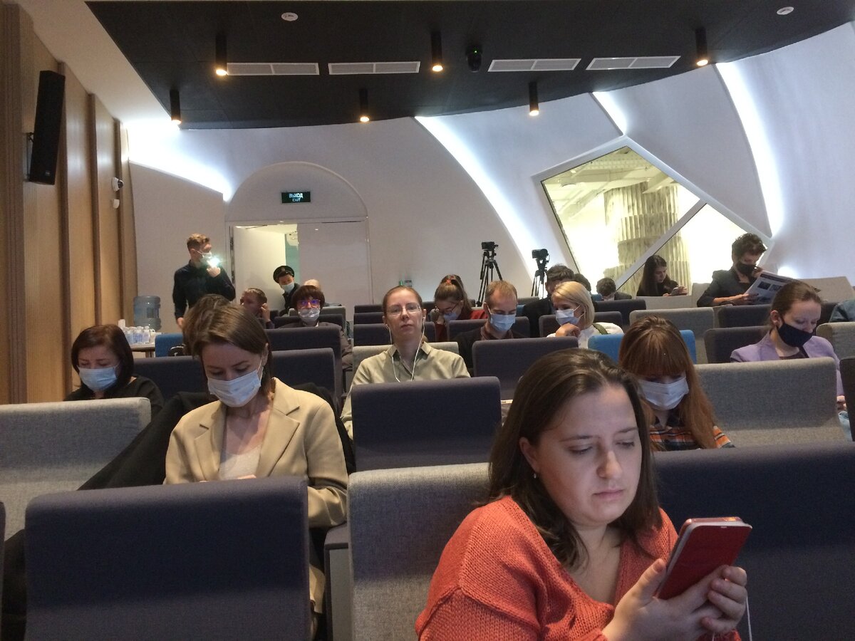 На подведении итогов обучения. У журналистики все же женское лицо)