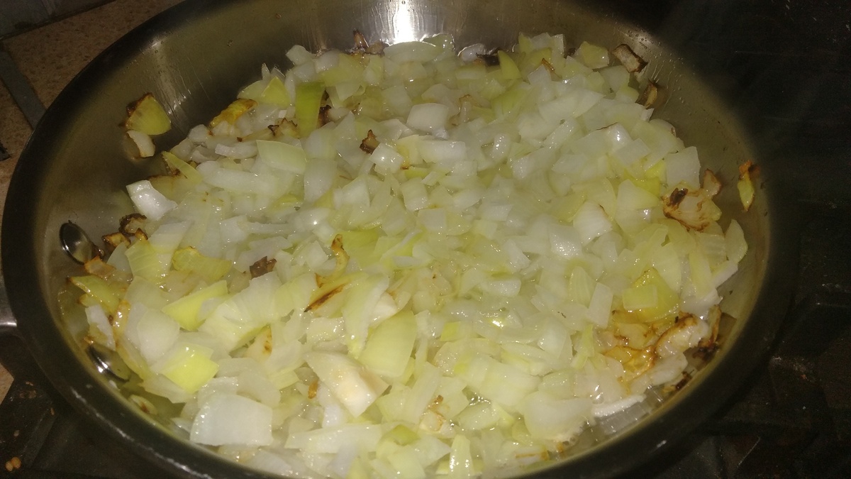 Поджариваем лук