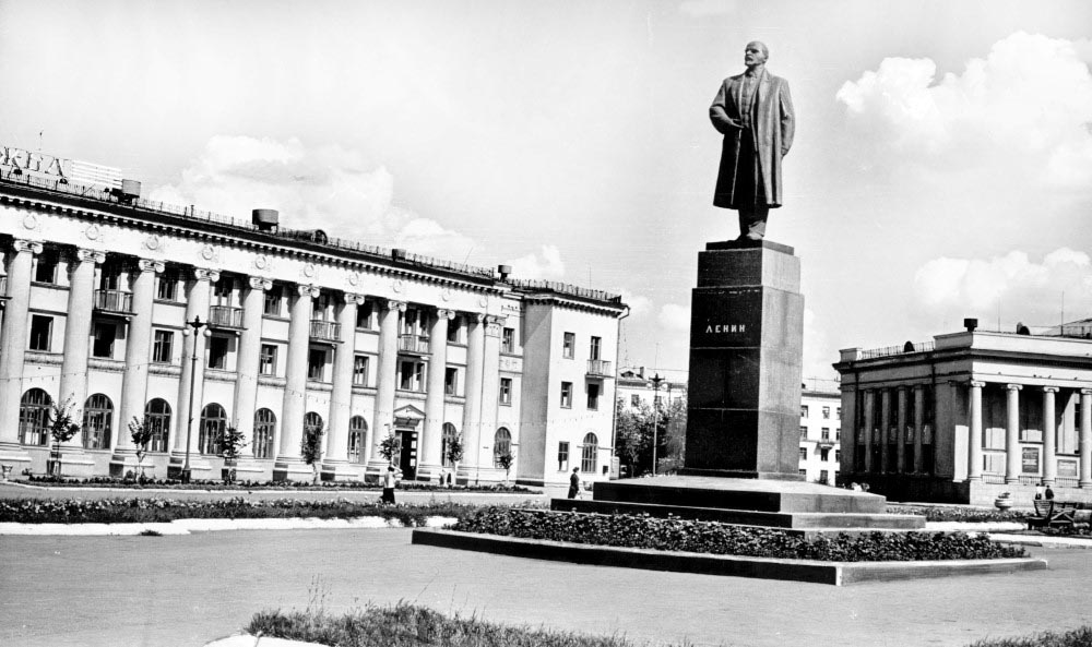 Памятник ленину новокуйбышевск. История новокуйбышевска. Новокуйбышевск площадь ленина. Новокуйбышевск старые фотографии. Новокуйбышевск 1952г.