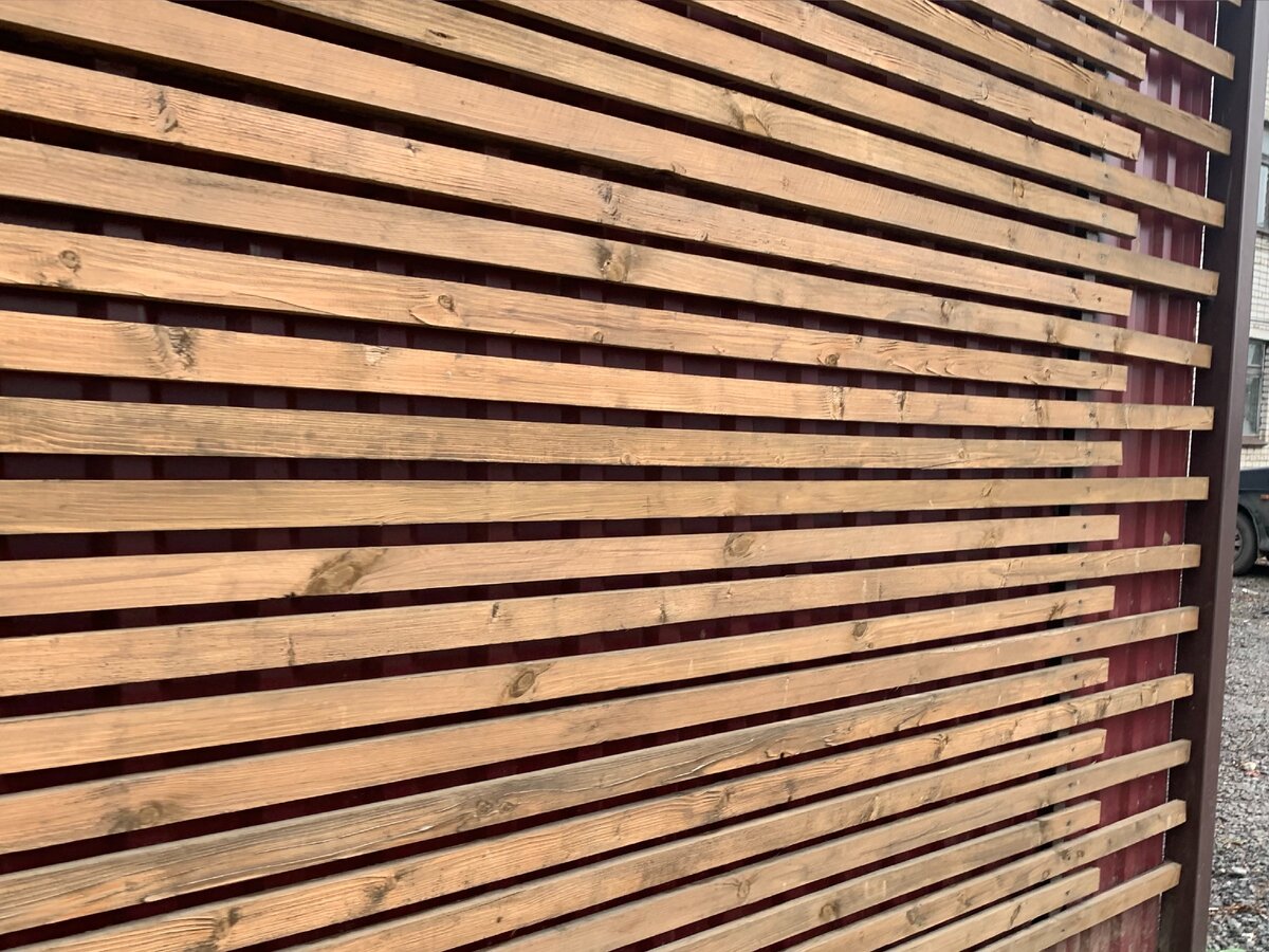 Подсмотрели, как по-новому установить забор из профлиста. Красиво ...