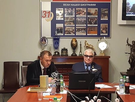Роман Патсухов (справа) модерирует онлайн-офлайн собрание бизнеса
