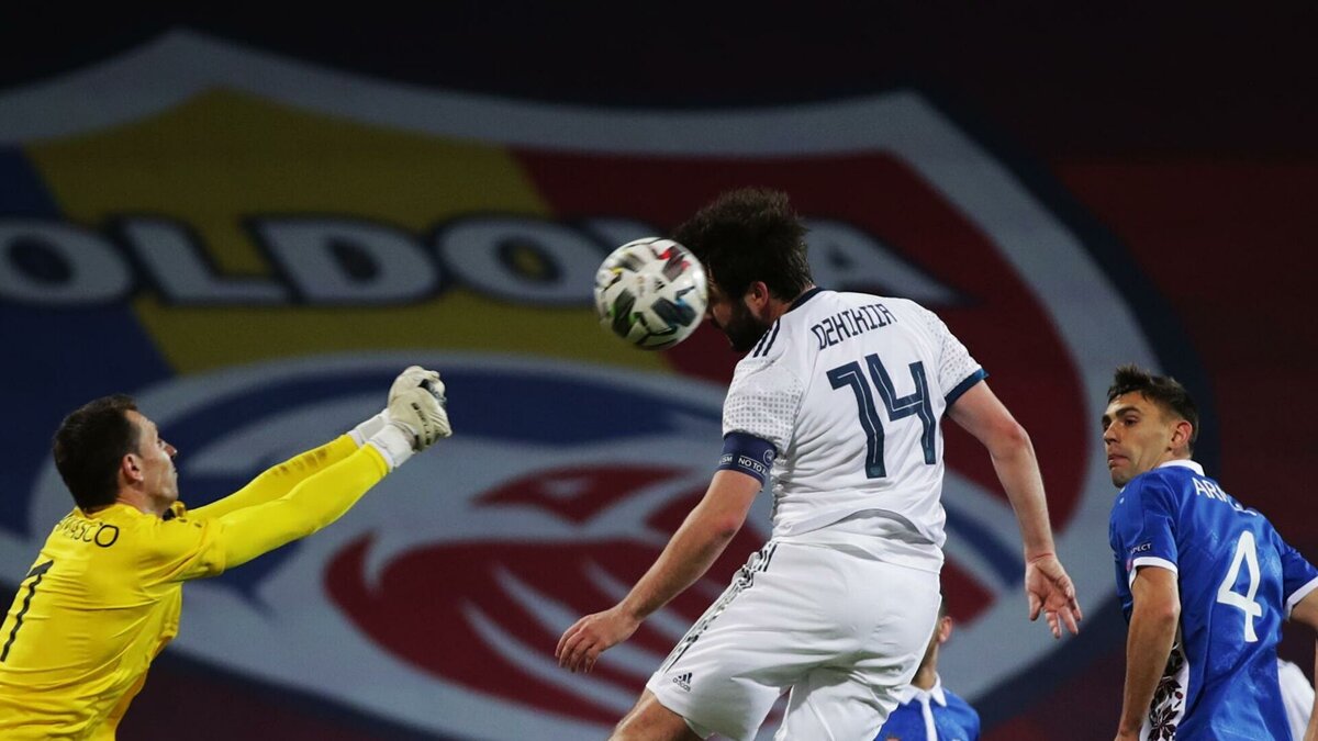 Джикия в борьбе с вратарем Молдавии
Источник: https://cdn21.img.ria.ru/images/07e4/0b/0c/1584380719_952:0:2910:1101_1920x0_80_0_0_7823bf64df864d46e37a31307d69b6bd.jpg