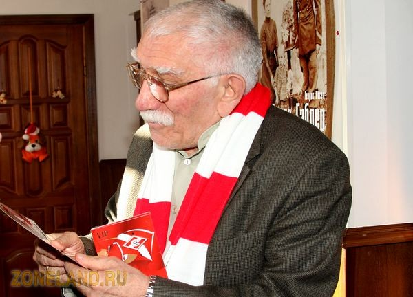 Известный болельщик московского "Спартака" Армен Джигарханян. Фото из интернета