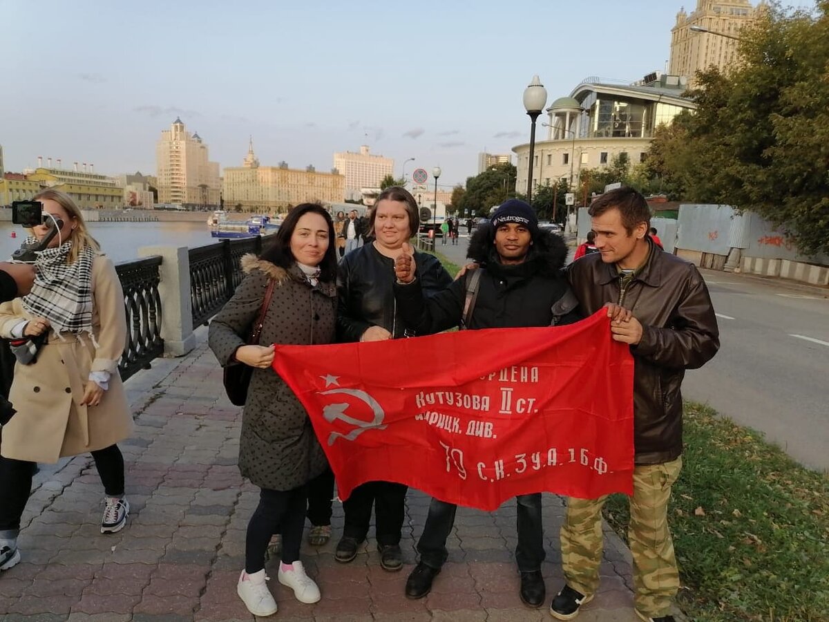 Группа властей. Бенес Айо и Лимонов. Бенес Айо с флагом СССР.