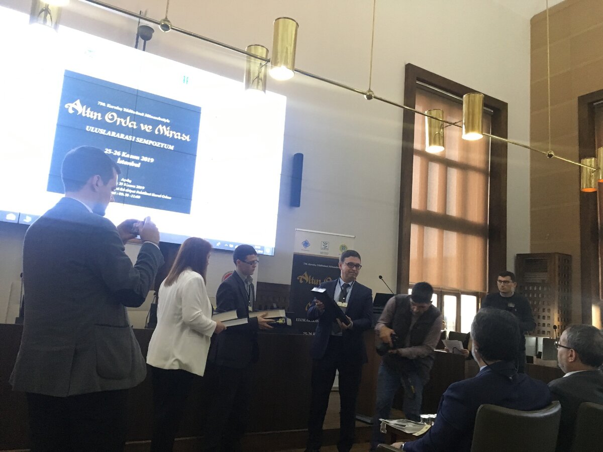 Еще немного фото из торжественно-пленарной части конференции. Какие же татары без кучтанача (подарка)? Фото мое.