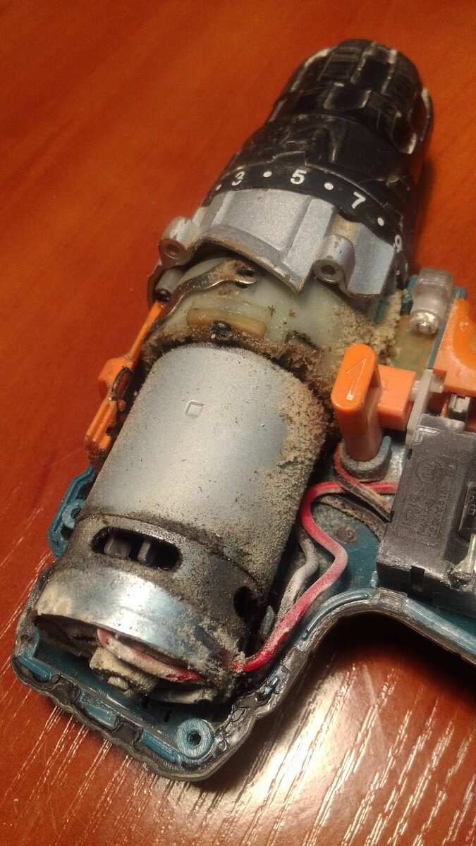 Рис.2 - пыль и грязь внутри шуруповерта