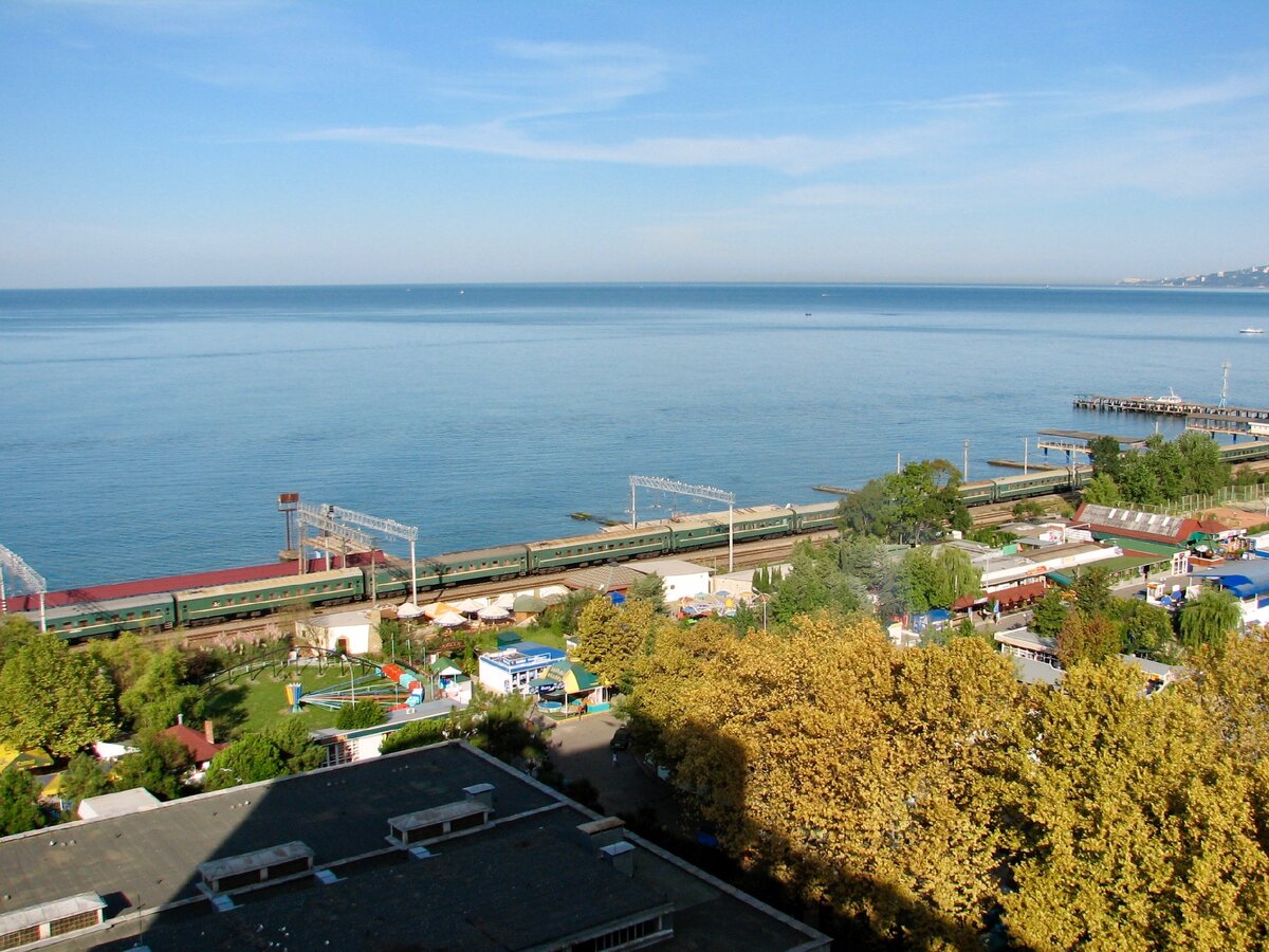 На фото видно, как близко к морю проходят железнодорожные пути. Фото автора.