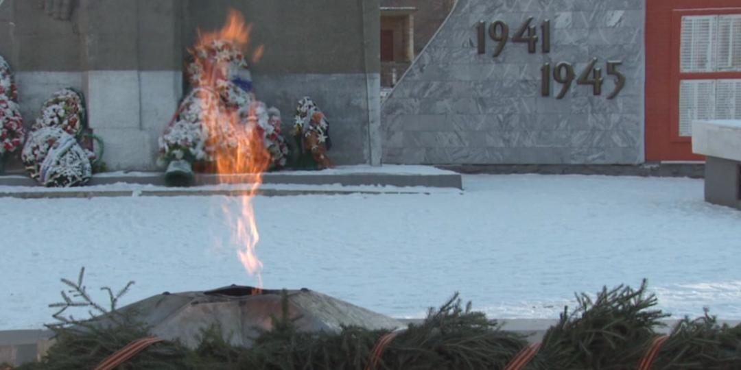 В Миассе возложили цветы возле Вечного огня