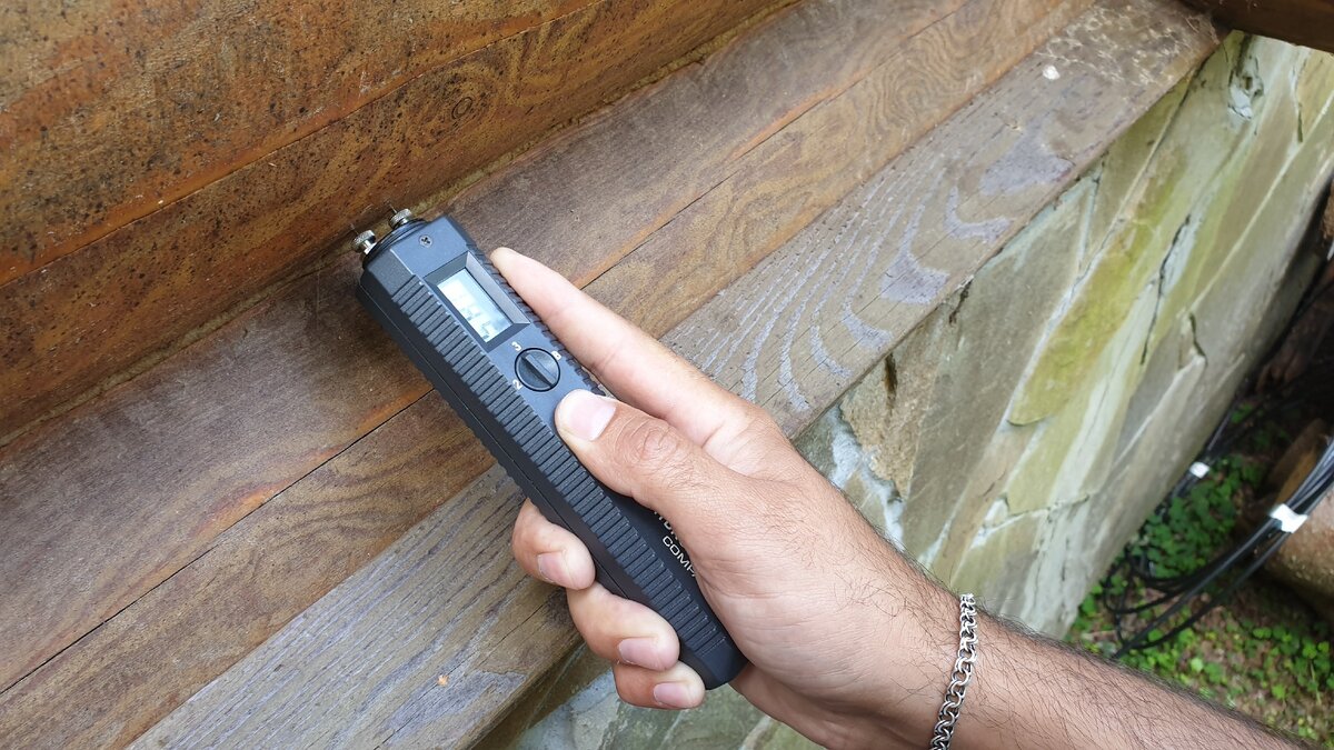 Измерение влажности антисептированного сруба влагомером