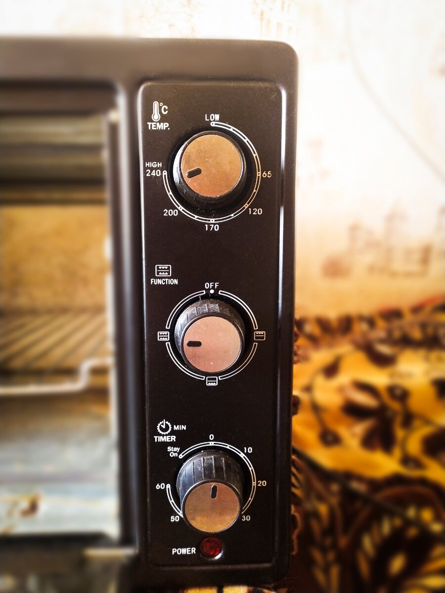 Панель регулировки духовкой, режим нагрева, таймер, и градусная мера.