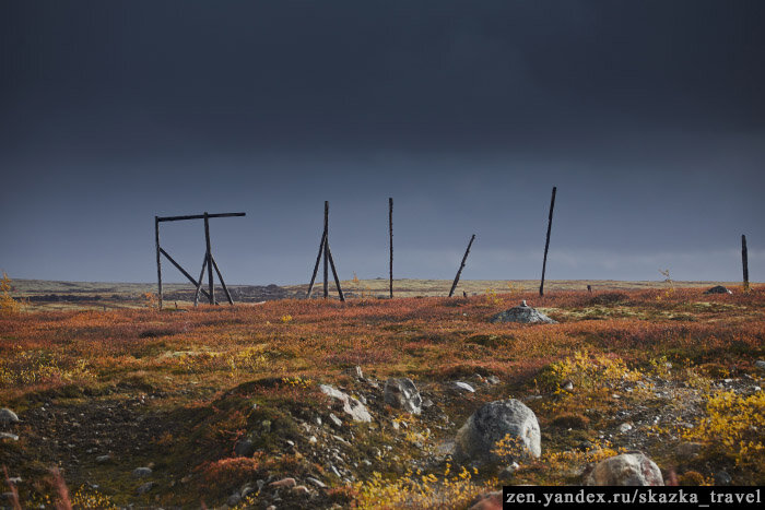 Эти столбы остались от защитных заграждений