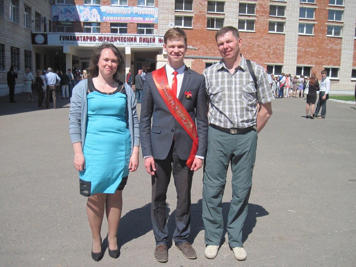 Фотография из семейного архива. 2015 год. Ваня закончил школу.