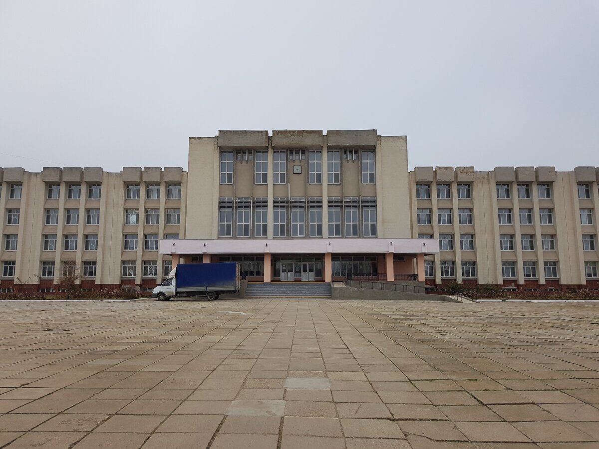 Школа. По размерам она огромная - сравните с грузовиком.