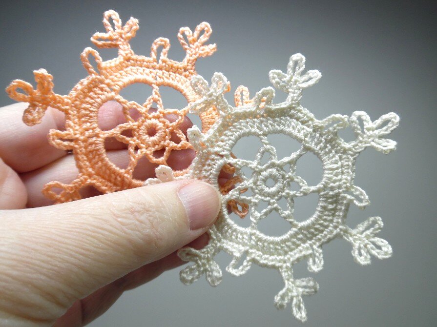 Вязаные крючком снежинки с петельками