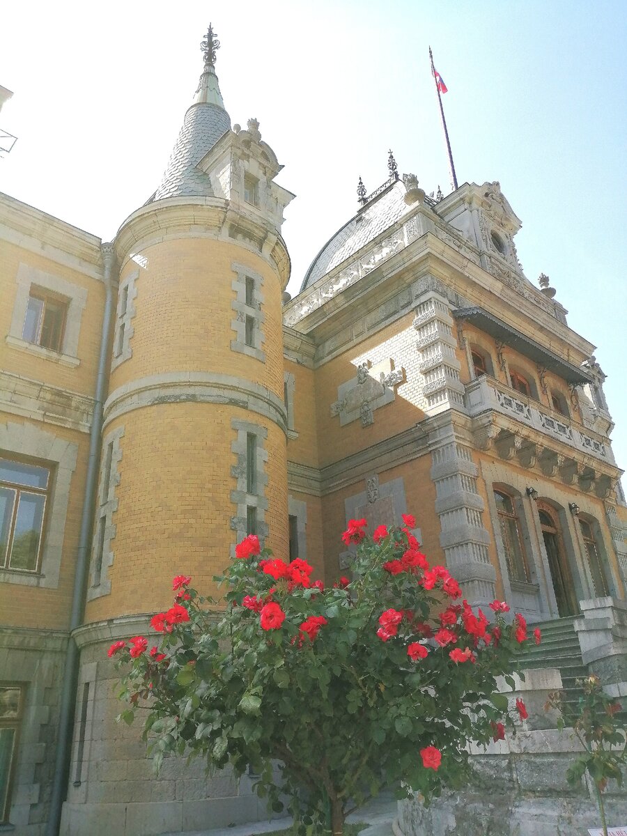 фото моё. Массандровский дворец и розы. 😍