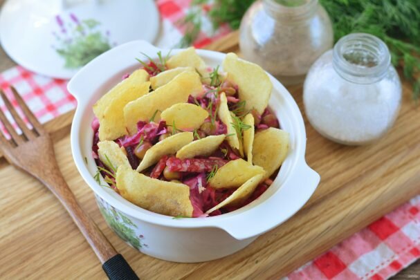 Салат со свеклой и копченой колбасой