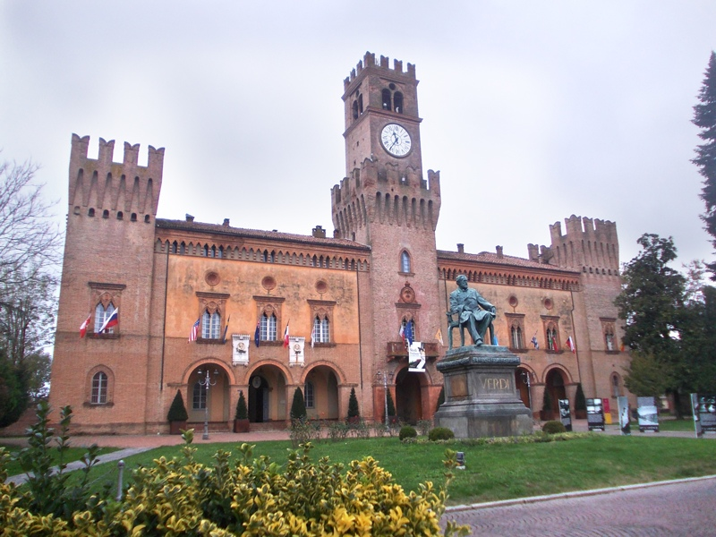 Цитадель Ла Рокка  Паллавичино на площади Верди (it. La Rocca Pallavicino)  -  средневековый замок, почти полностью перестроен в неоготическом стиле в середине XIX века