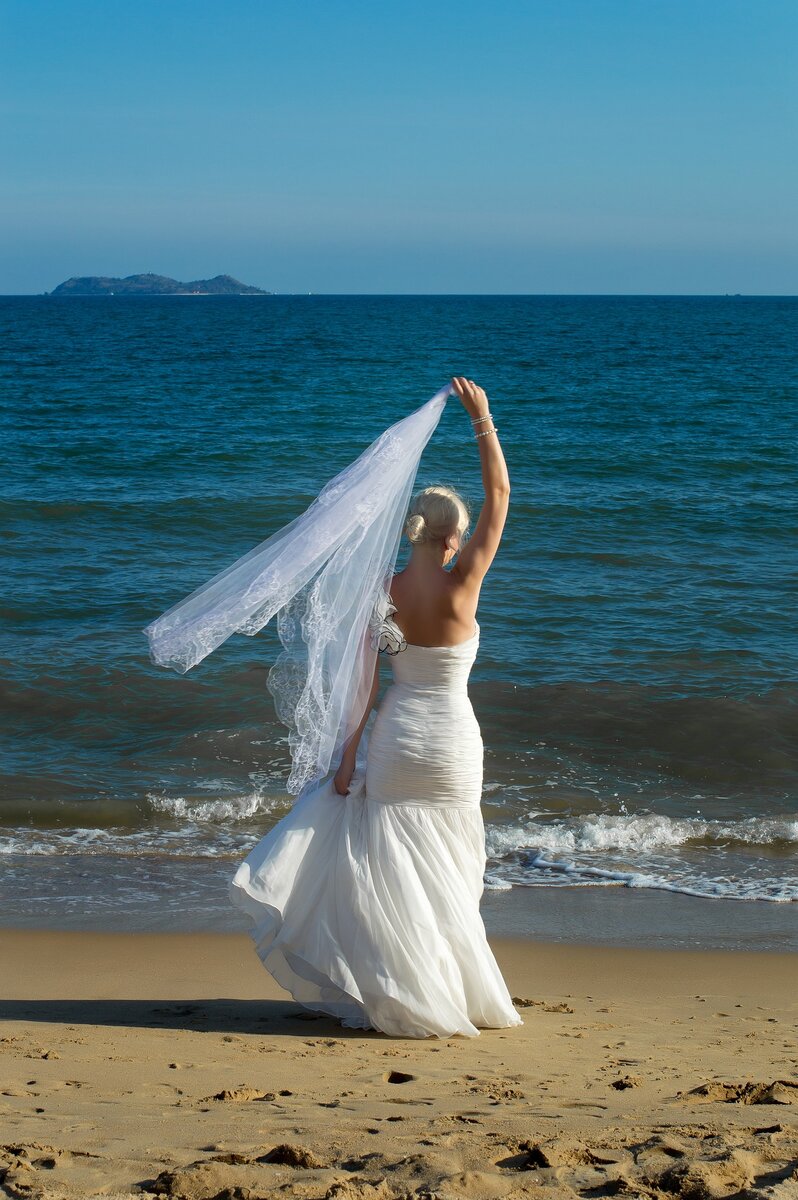 В свадебном платье на море