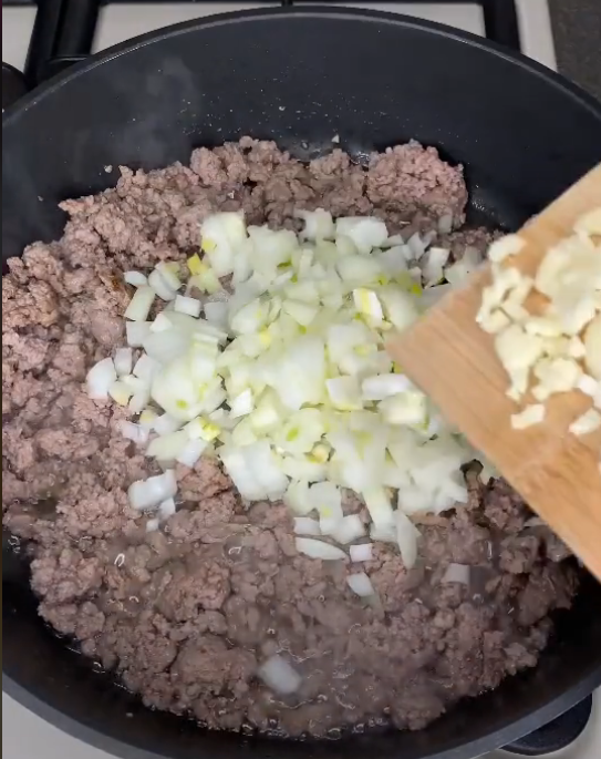 Обжариваем фарш с луком и чесноком