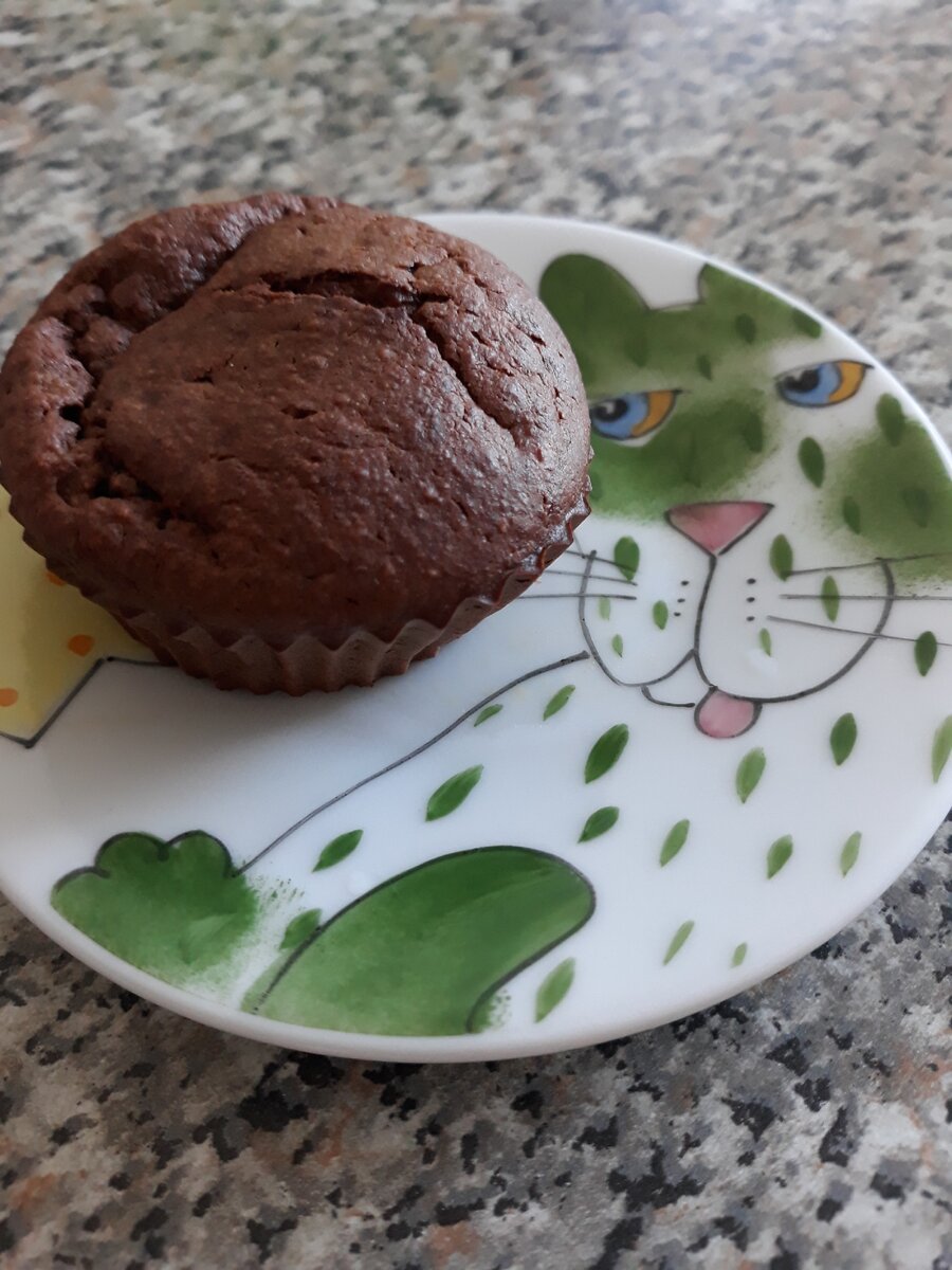 Киса облизывается на кексик🤗😁