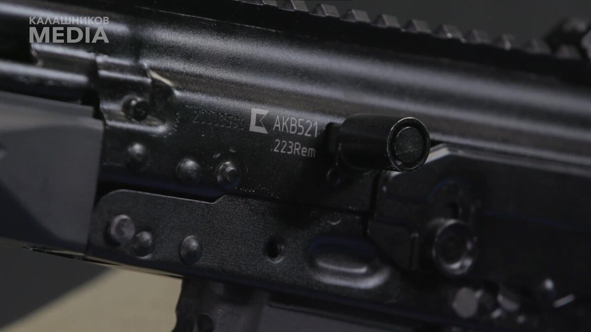 Левая рукоять взведения позволит лучше взаимодействовать с оружием | Источник: Калашников.Медиа