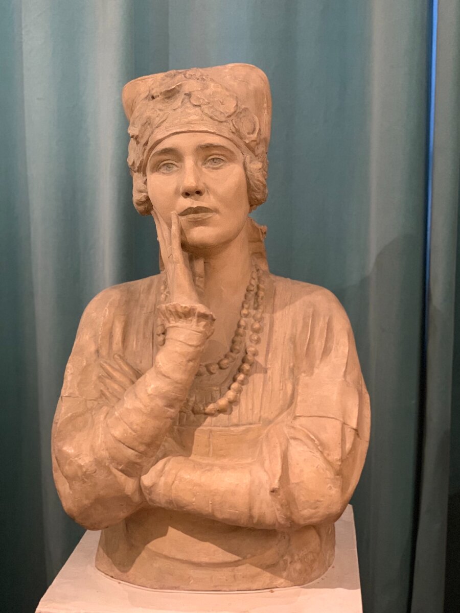 Работников музея снять не удалось, но хоть покажем любимую скульптуру смотрителя – бюст певицы Плевицкой