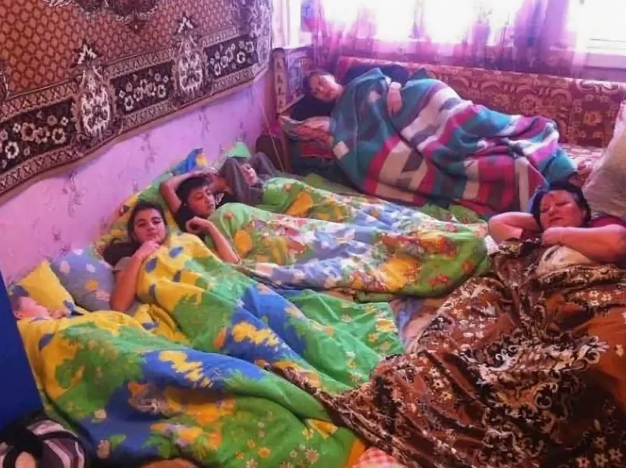 Раньше люди не спали. Таджики в одной комнате. Ночевать в гостях.